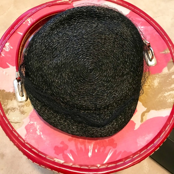 Simple yet elegant hat - Picture 3 of 7